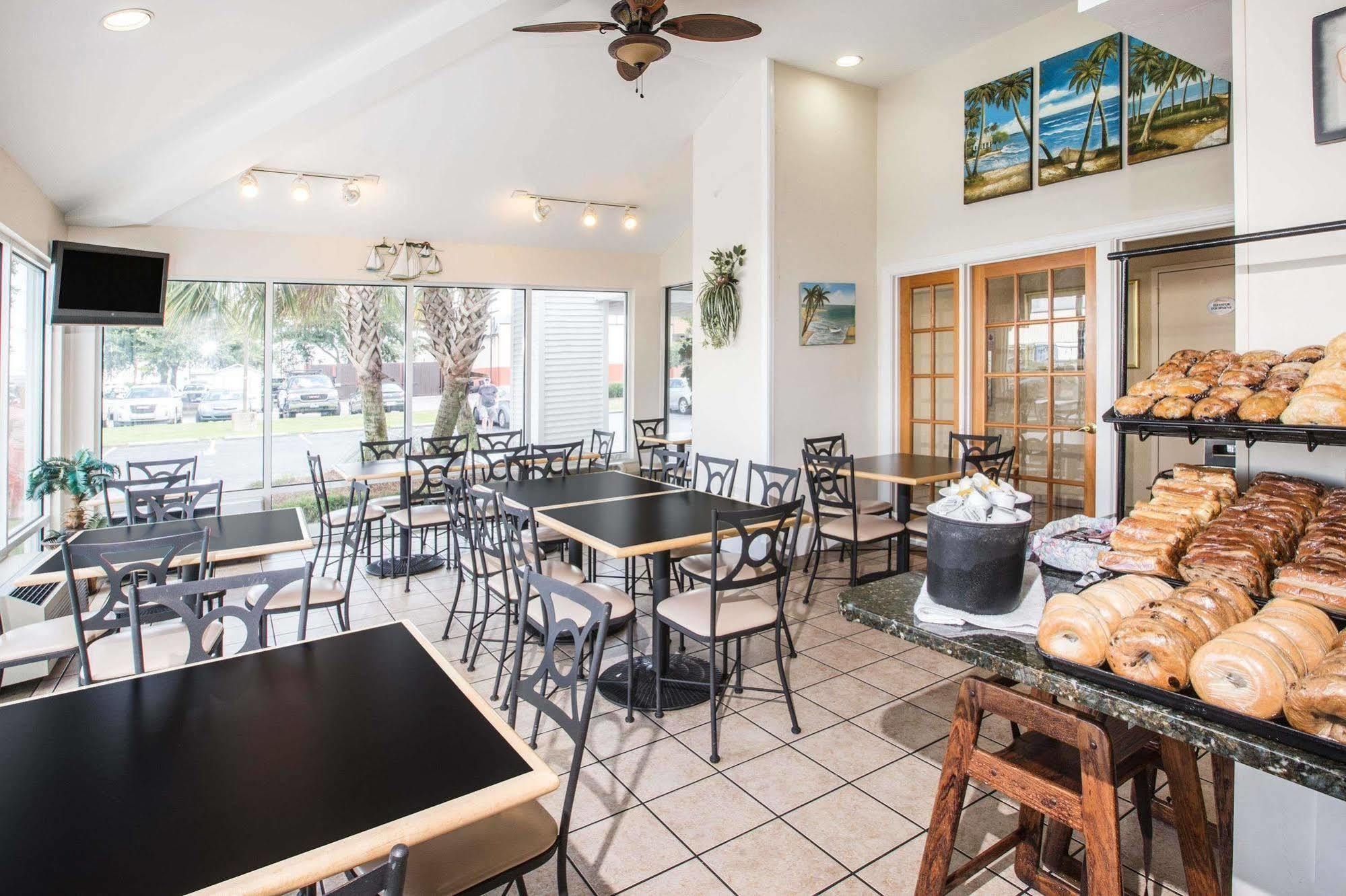 Baymont By Wyndham Wilmington Hotel Bagian luar foto