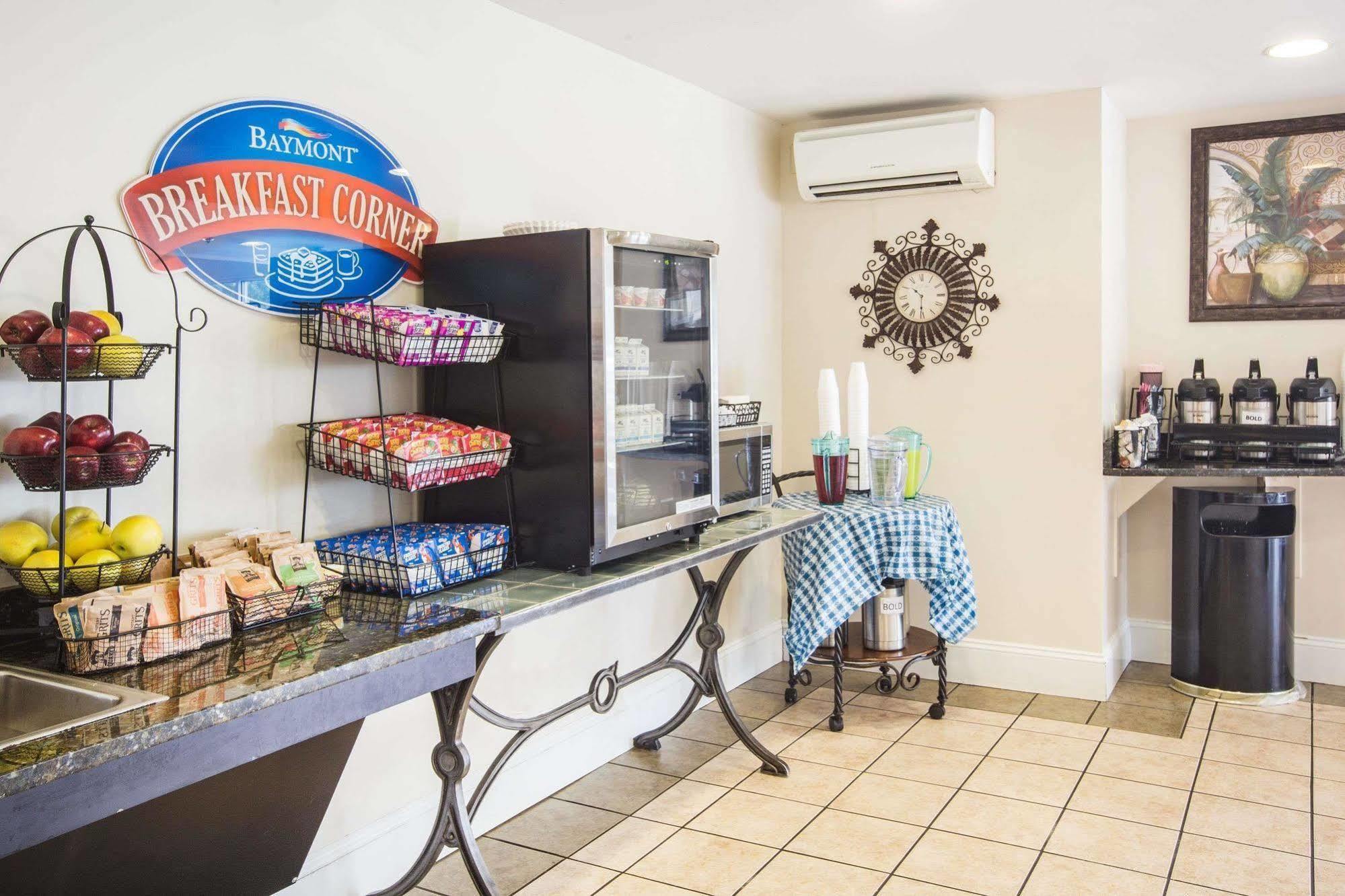 Baymont By Wyndham Wilmington Hotel Bagian luar foto