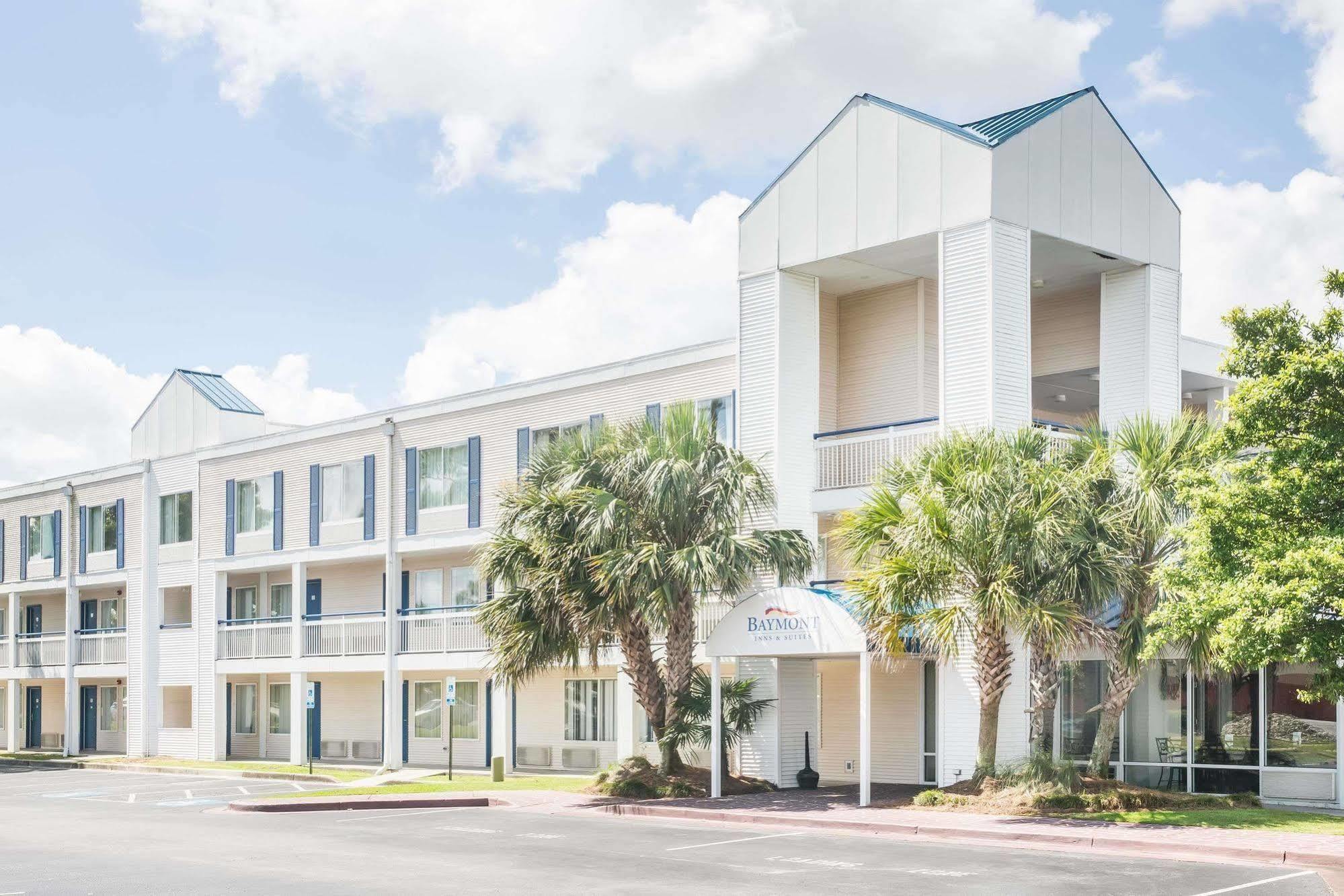 Baymont By Wyndham Wilmington Hotel Bagian luar foto