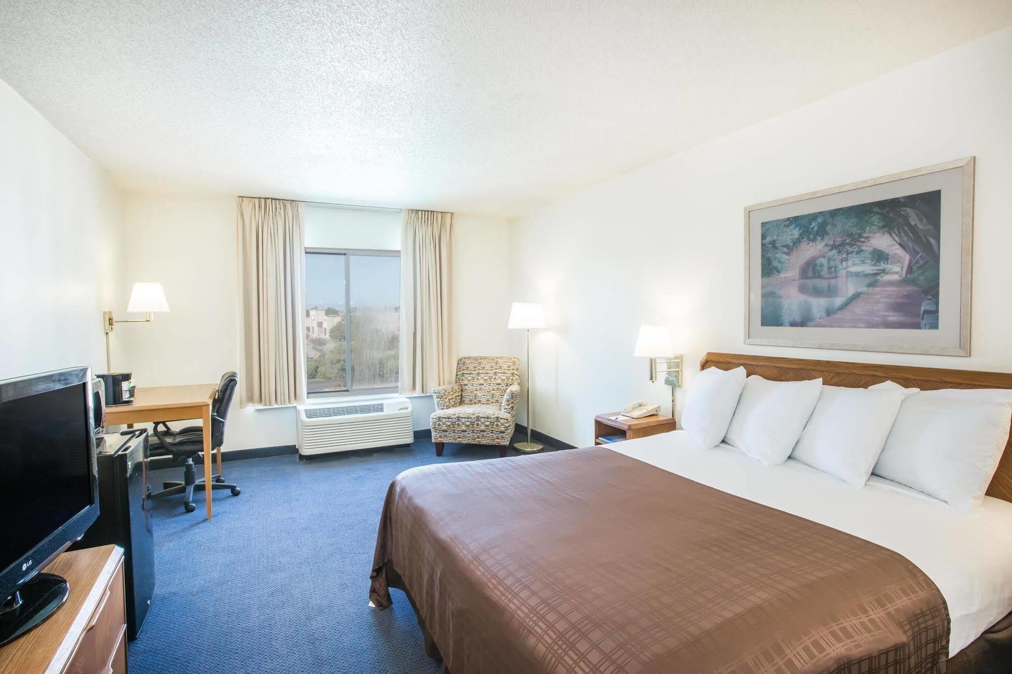 Baymont By Wyndham Wilmington Hotel Bagian luar foto