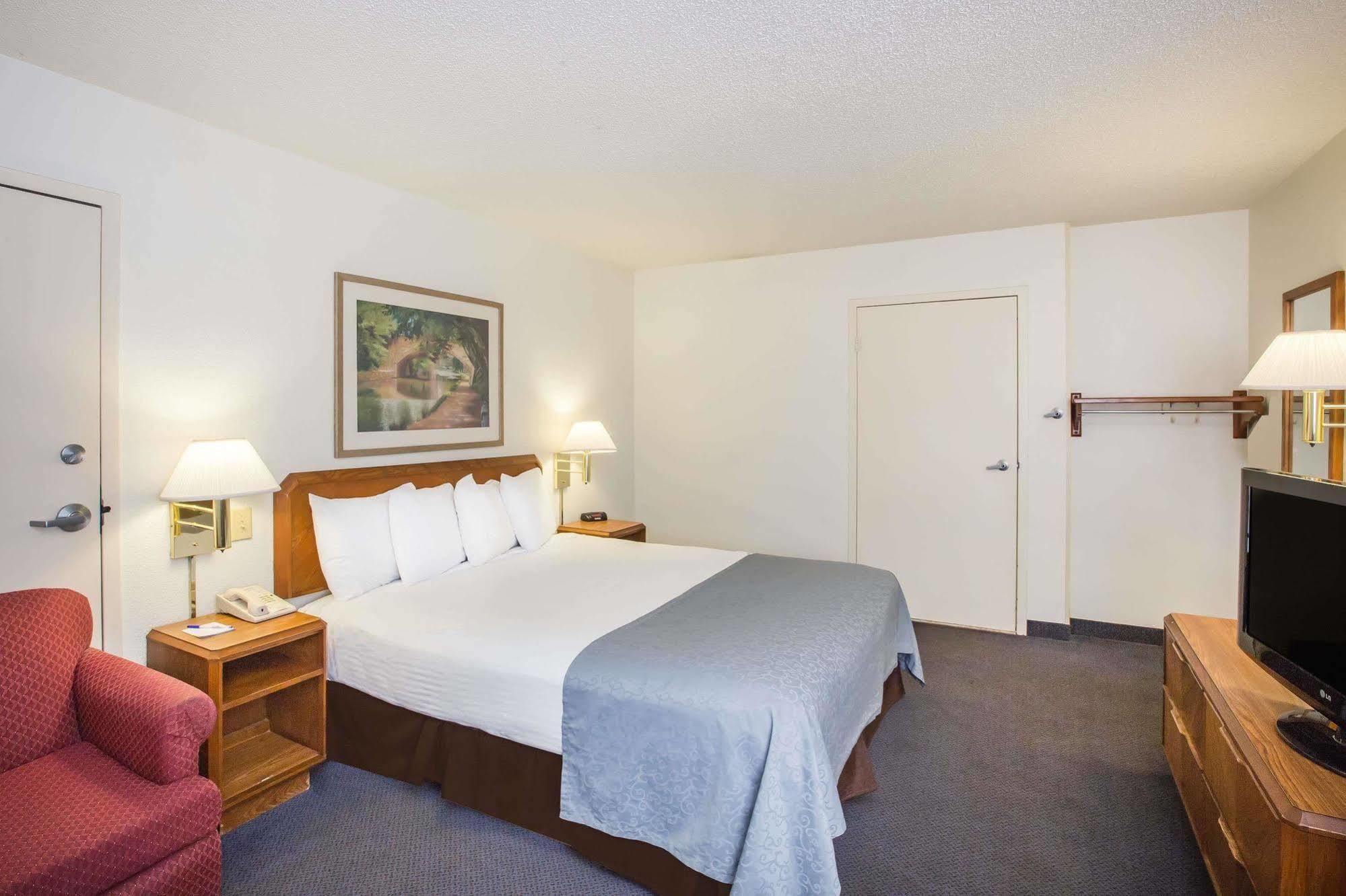Baymont By Wyndham Wilmington Hotel Bagian luar foto