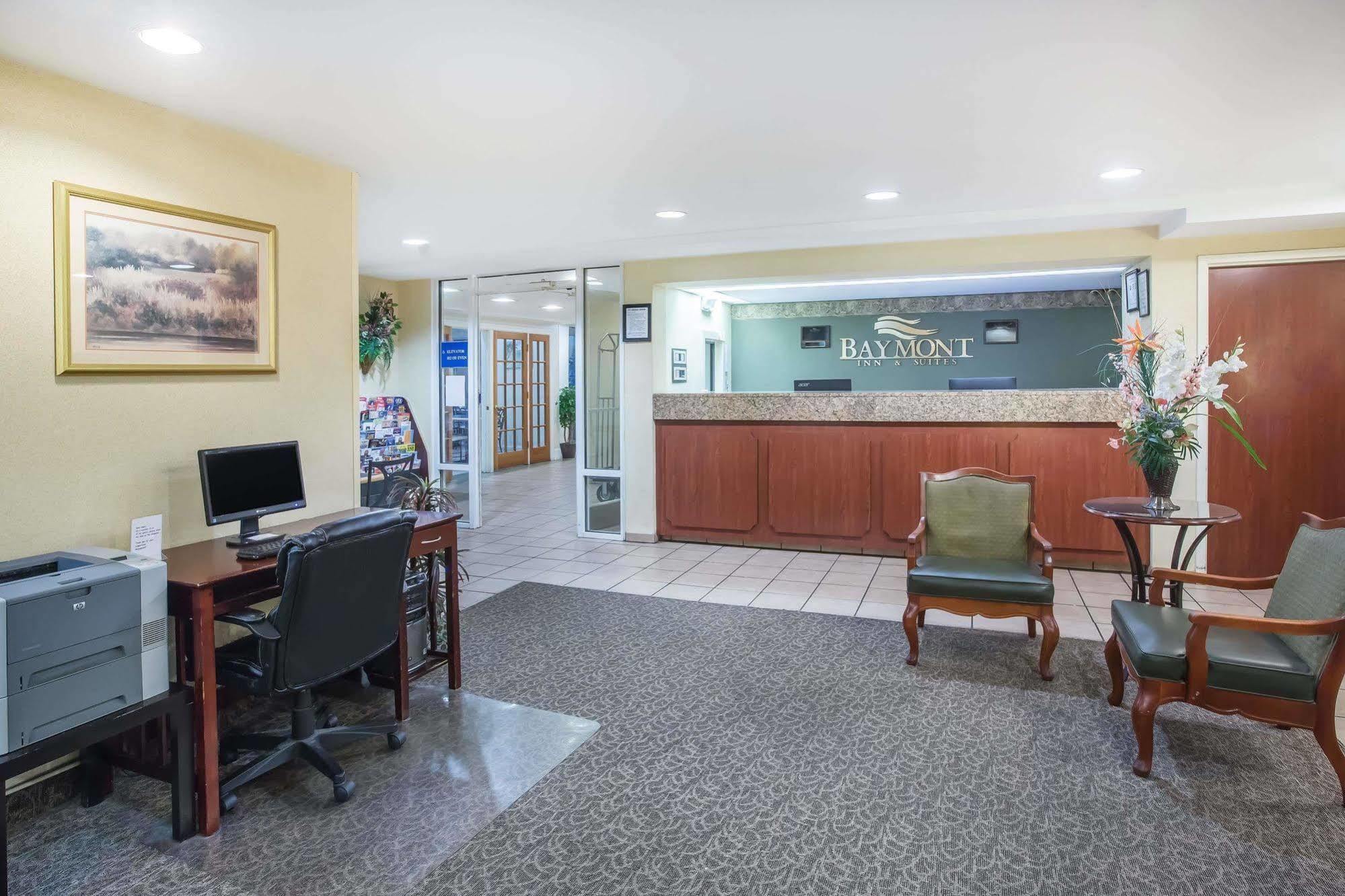 Baymont By Wyndham Wilmington Hotel Bagian luar foto