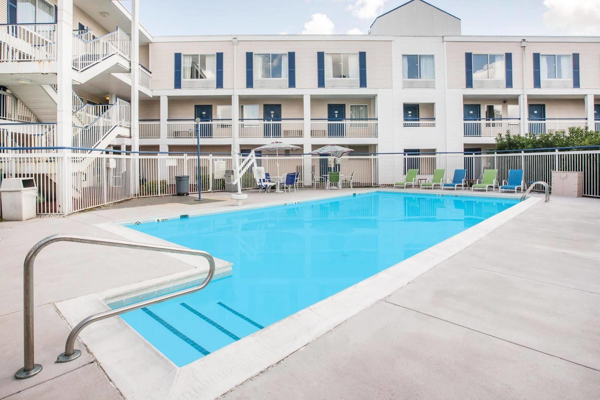 Baymont By Wyndham Wilmington Hotel Bagian luar foto