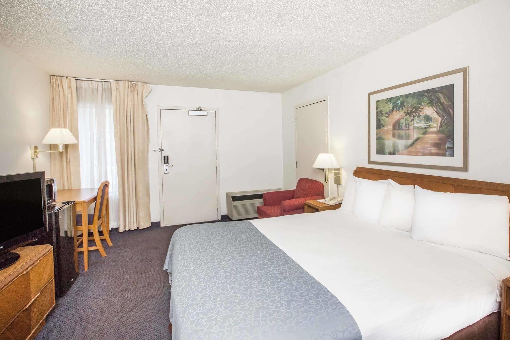 Baymont By Wyndham Wilmington Hotel Bagian luar foto