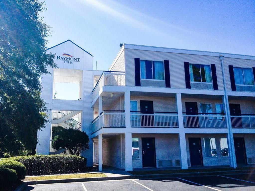Baymont By Wyndham Wilmington Hotel Bagian luar foto